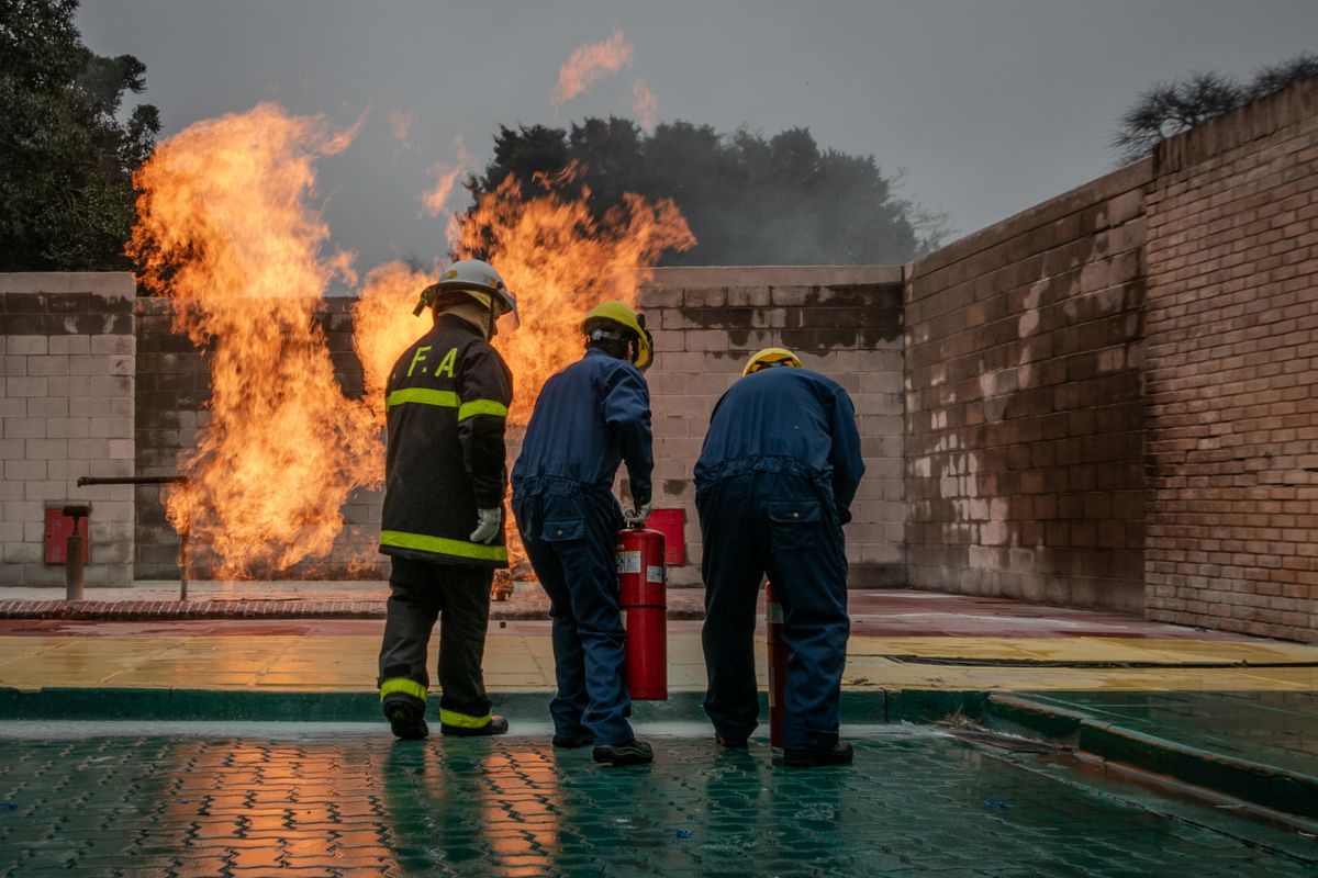 Equipe de brigadistas em ação durante treinamento de combate a incêndio